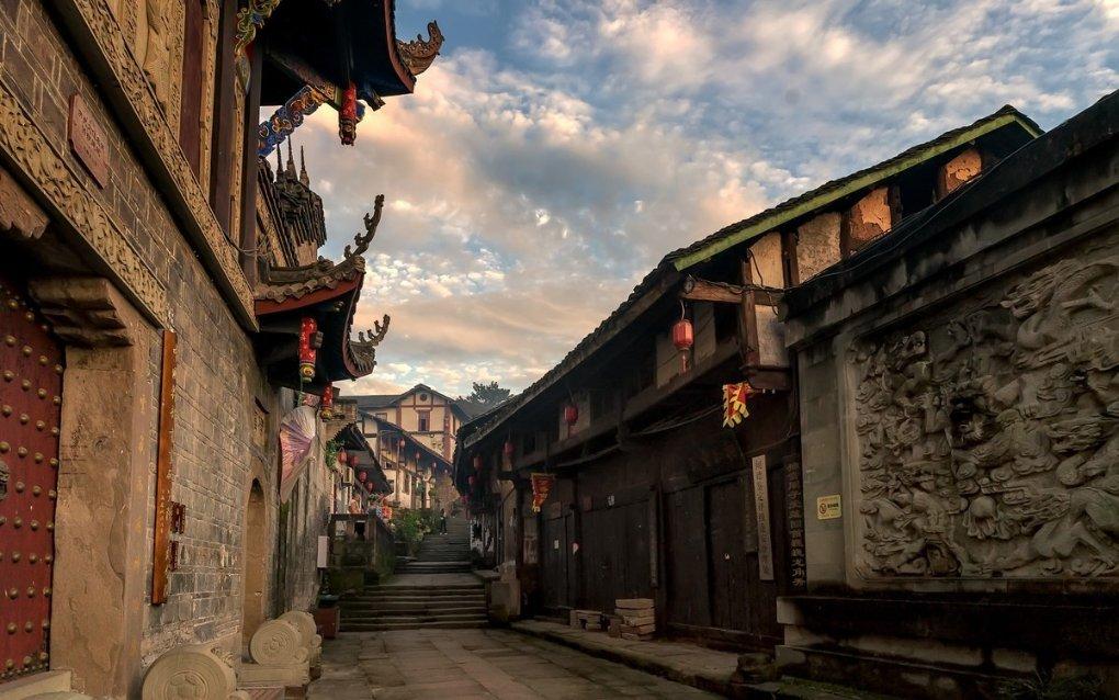 佘诗曼靠《新闻女王》赢麻了，我却想为“落魄的她”拍手叫好！